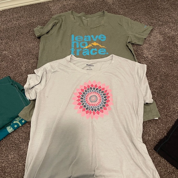 Columbia graphic Tshirts - Picture 1 of 3